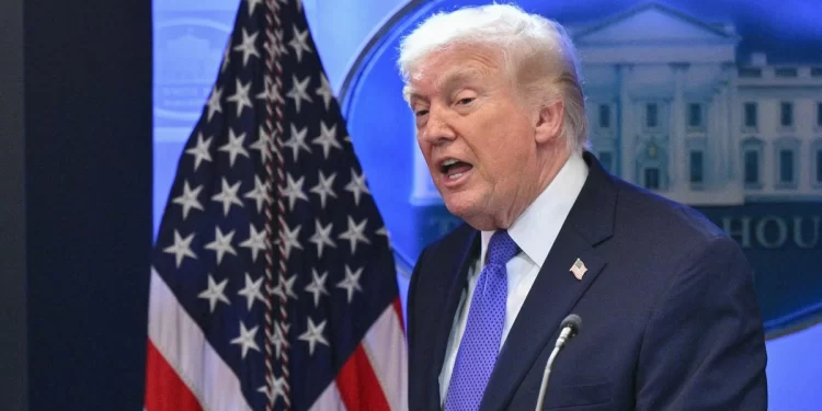 En sólo horas, Trump sube el arancel global de 10 a 15%