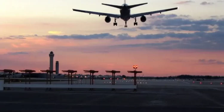 Cierre aéreo en El Paso: choque entre Pentágono y FAA por prueba de láser, no por drones