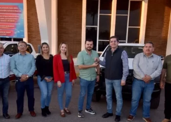 Entrega Elías Retes nuevas camionetas para reforzar bacheo