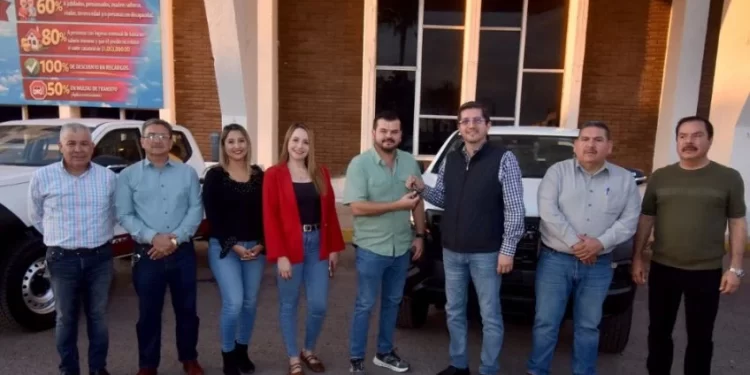 Entrega Elías Retes nuevas camionetas para reforzar bacheo