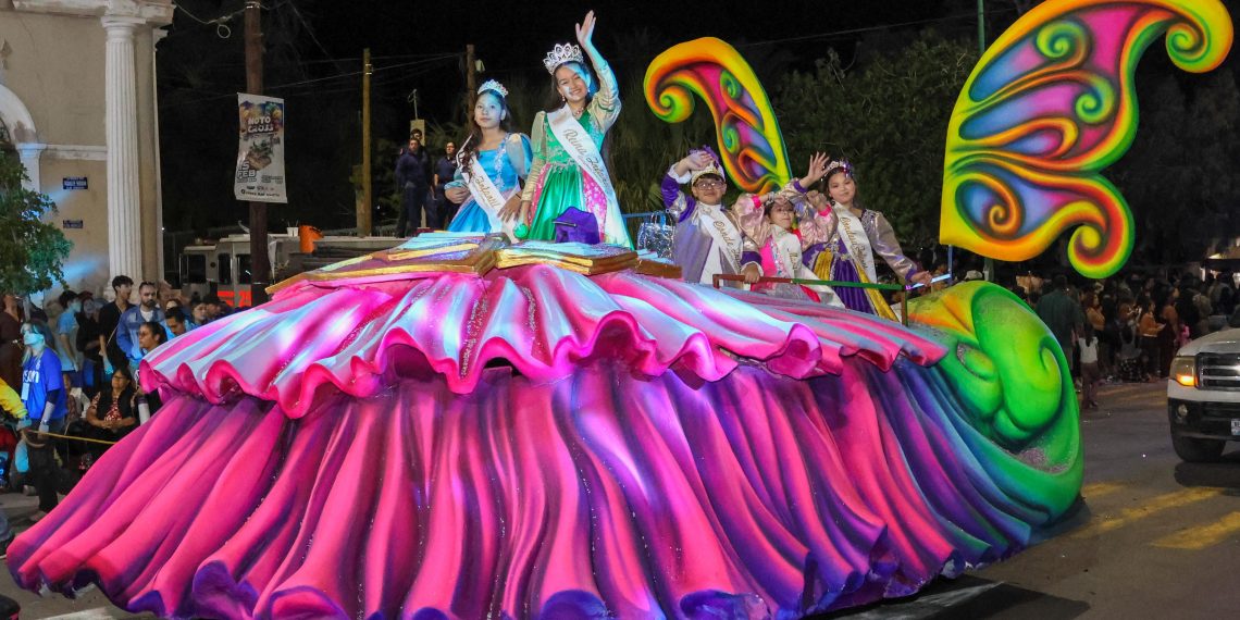 Por segundo día celebra el Ayuntamiento de Guaymas desfile de carros alegóricos y comparsas
