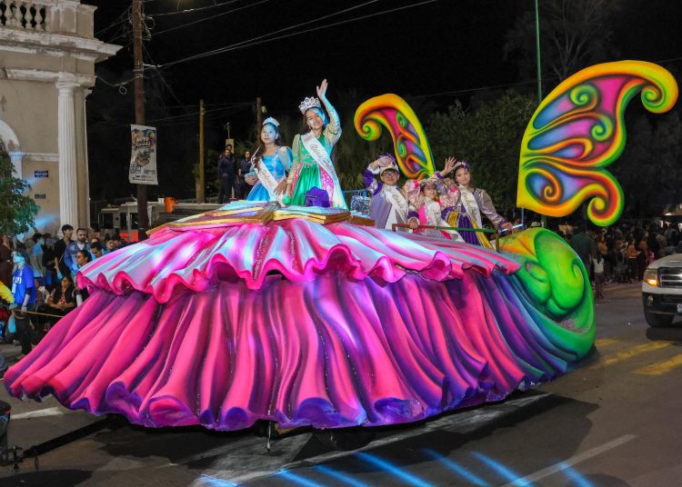Por segundo día celebra el Ayuntamiento de Guaymas desfile de carros alegóricos y comparsas