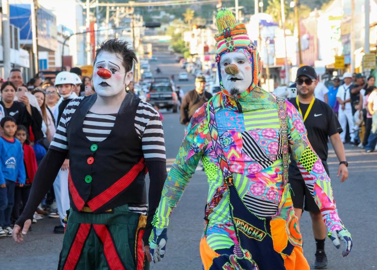 Presenta Karcocha, el arlequín más famoso del mundo espectáculo en el Carnaval Guaymas 2026 “El pueblo está de fiesta”