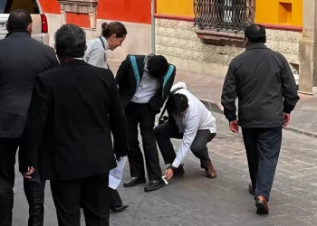 Colaboradores limpian zapatos a Hugo Aguilar en público