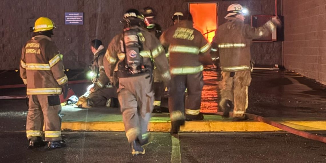 Atienden bomberos, Protección Civil y cuerpos de emergencia incendio en Sam´s Club, sin víctimas