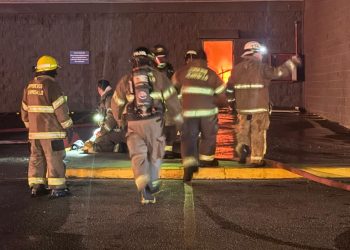 Atienden bomberos, Protección Civil y cuerpos de emergencia incendio en Sam´s Club, sin víctimas