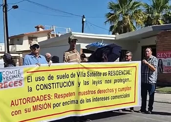 Se manifiestan vecinos de Villa Satélite; Rechazan apertura de más comercios