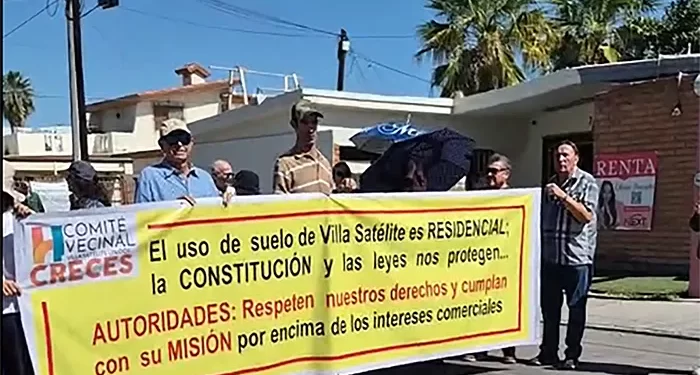 Se manifiestan vecinos de Villa Satélite; Rechazan apertura de más comercios