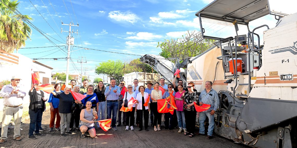 Arranca Toño Astiazarán junto a vecinos del sector, trabajos de recarpeteo en la calle Sahuaripa