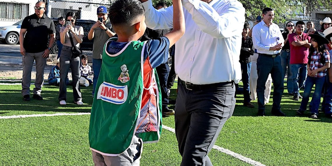 Hace equipo Toño Astiazarán con comunidad escolar para construir cancha de futbol 