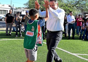 Hace equipo Toño Astiazarán con comunidad escolar para construir cancha de futbol 