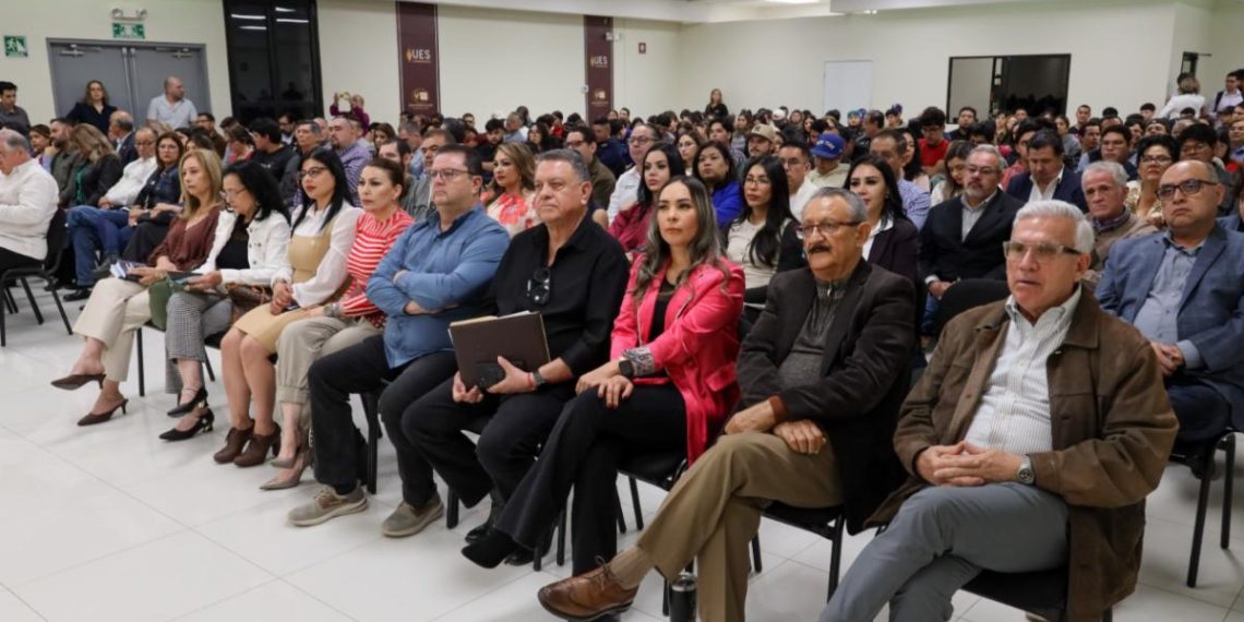 Se presenta en la UES libro sobre geopolítica de los semiconductores