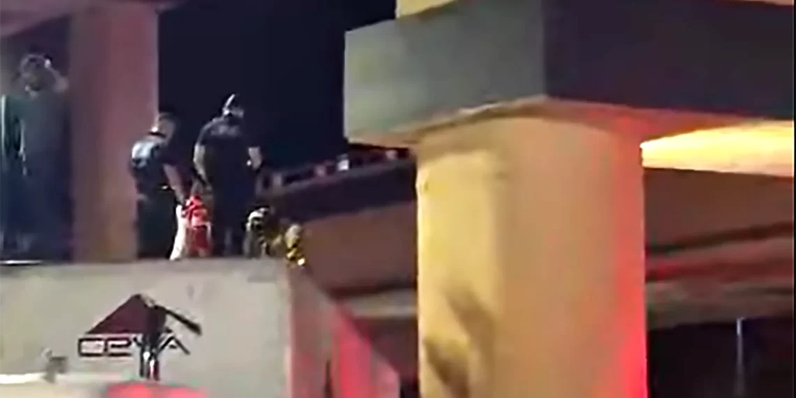 Se lanza mujer de puente y cae sobre tráiler en el cruce de Luis Encinas y Solidaridad