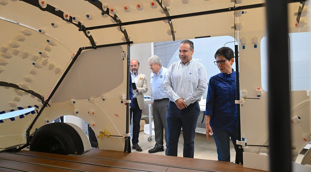 Reconoce Toño Astiazarán talento local que trabaja en vehículo eléctrico multipropósito