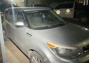 Detienen a dos en carro con reporte de robo en San Diego, California