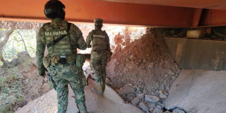 Aseguran 8 cargas de dinamita en puente de Puerto Vallarta