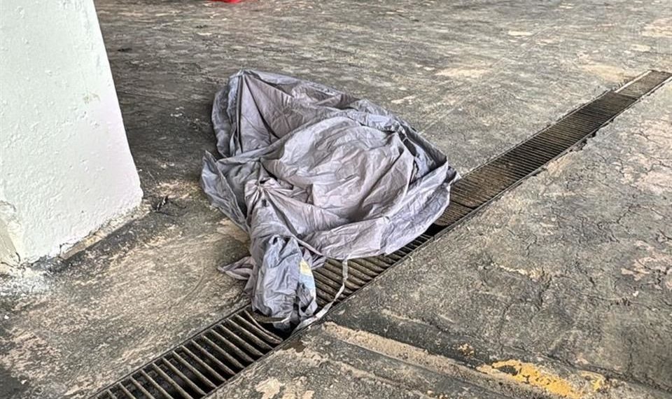 Muere aficionado ebrio por saltar de segundo piso en Estadio