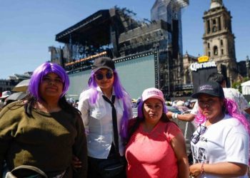 Pelucas moradas y familias enteras en espera de Shakira