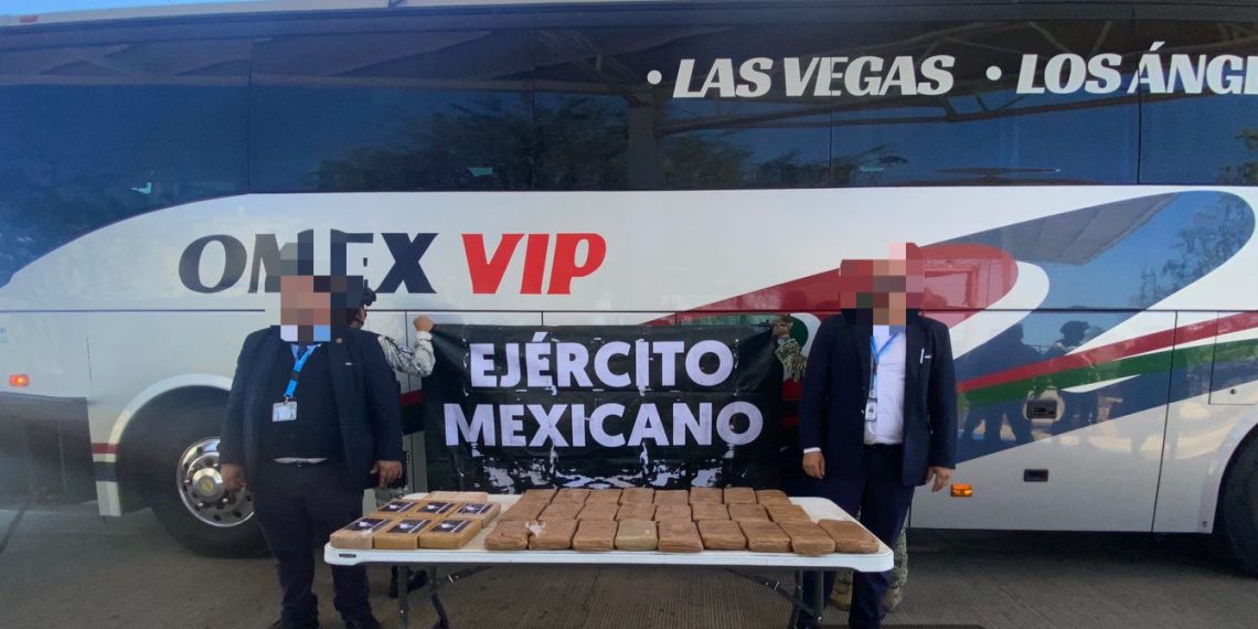 Personal del Ejército Mexicano y Guardia Nacional, aseguran cocaína y goma de opio en autobús de pasajeros en puesto militar de Querobabi