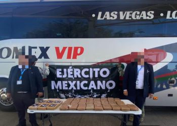 Personal del Ejército Mexicano y Guardia Nacional, aseguran cocaína y goma de opio en autobús de pasajeros en puesto militar de Querobabi