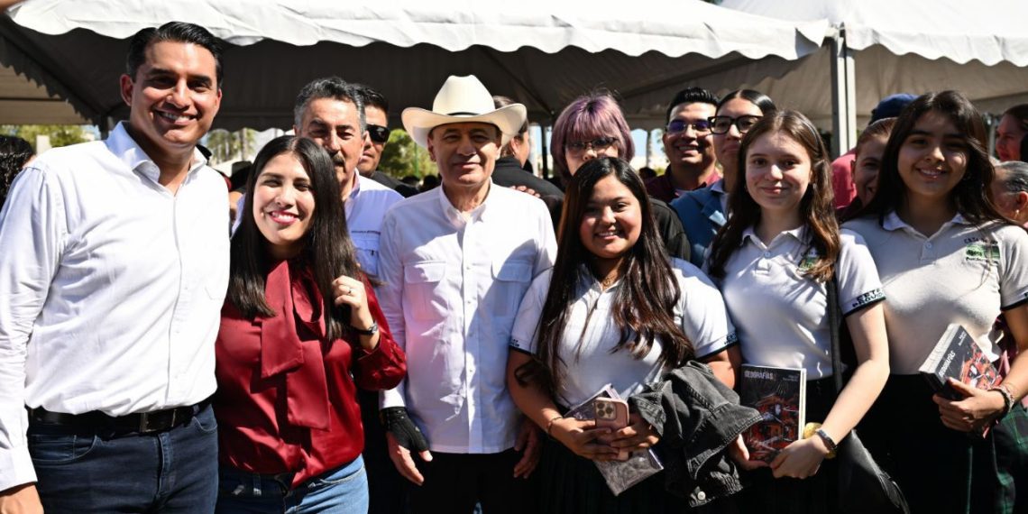 Refuerza Gobernador Durazo acceso a la educación y lectura con becas y librería del FCE en Cajeme