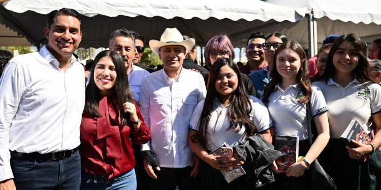 Refuerza Gobernador Durazo acceso a la educación y lectura con becas y librería del FCE en Cajeme