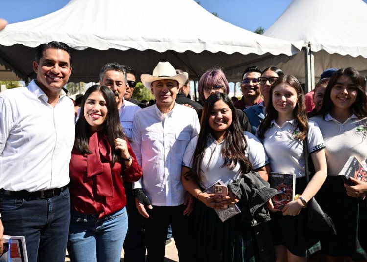 Refuerza Gobernador Durazo acceso a la educación y lectura con becas y librería del FCE en Cajeme