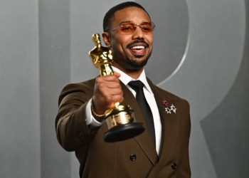 Michael B. Jordan celebró su triunfo entre hamburguesas y fans