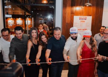 Carín León inaugura restaurante en Hermosillo