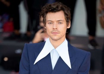 Harry Styles aparece sorpresivamente durante la presentación de Ryan Gosling en Saturday Night Live