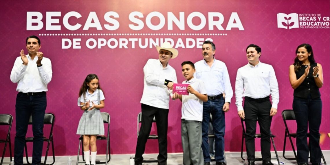 Refuerza Gobernador Durazo acceso a la educación y lectura con becas y librería del FCE en Cajeme