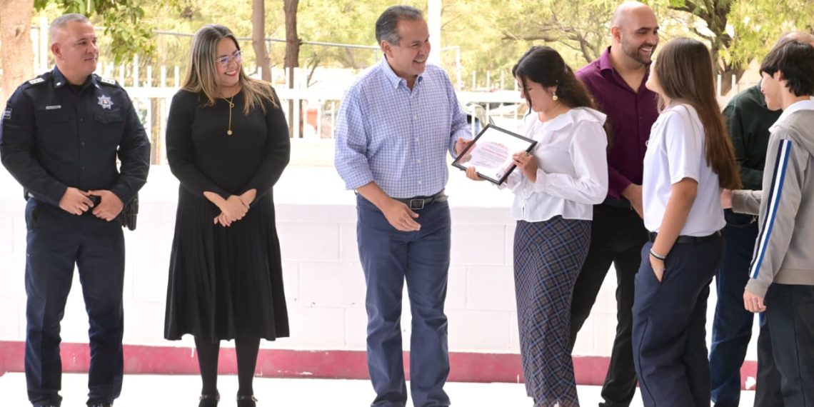 Reconoce Toño Astiazarán a estudiantes de la secundaria 9 que ganaron concurso de calaveras con material reciclado