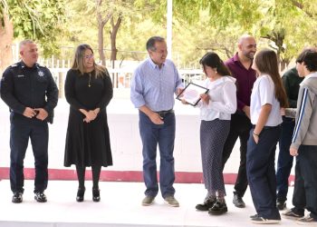 Reconoce Toño Astiazarán a estudiantes de la secundaria 9 que ganaron concurso de calaveras con material reciclado