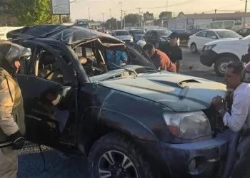 Explota vehículo tras salir del AIFA; mueren dos