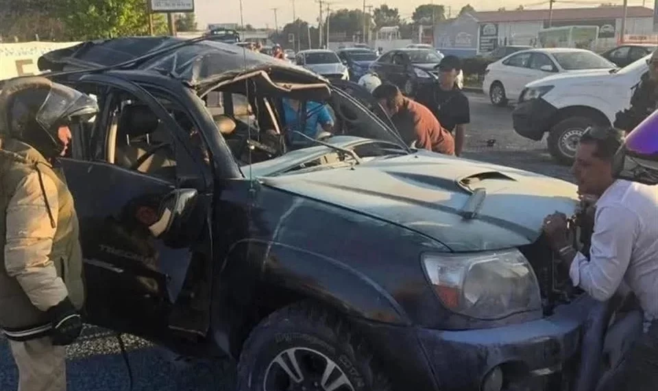 Explota vehículo tras salir del AIFA; mueren dos