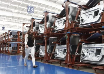 Industria de autopartes en México anticipa impacto al sector nacional por cierre del estrecho de Ormuz