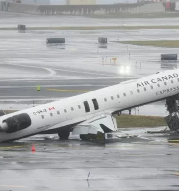 Avión choca con camión de bomberos en pista de aterrizaje en aeropuerto de NY