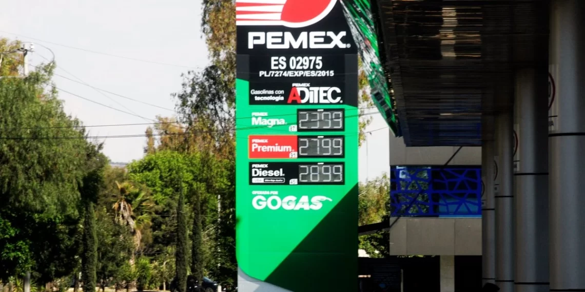 Sheinbaum y gasolineros acuerdan bajar precio del diésel a 28.30 pesos el litro