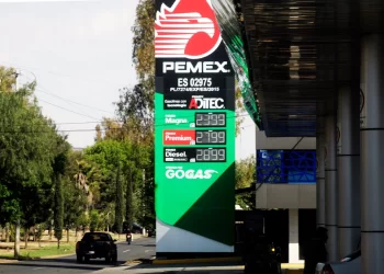 Sheinbaum y gasolineros acuerdan bajar precio del diésel a 28.30 pesos el litro
