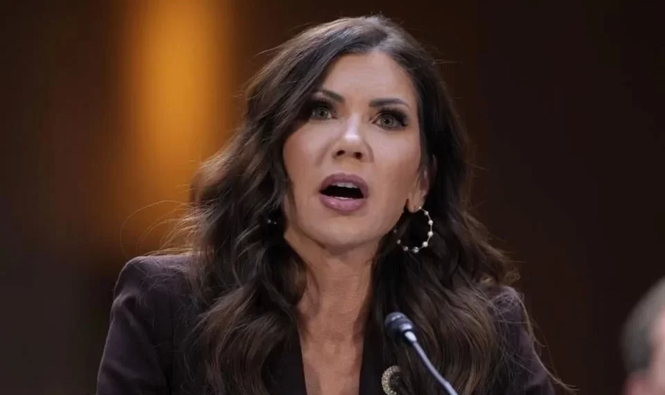 Difunden fotos de esposo de Kristi Noem vestido de mujer