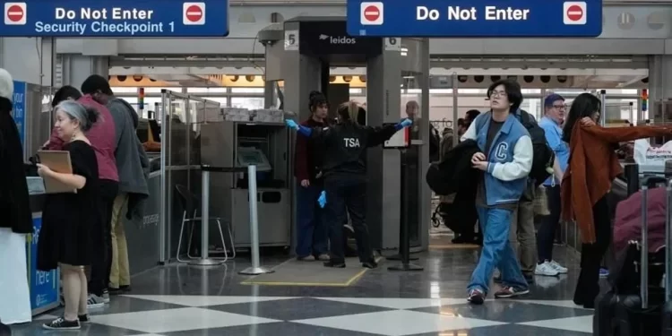 Agentes de ICE llegarán a aeropuertos el lunes, dice Trump