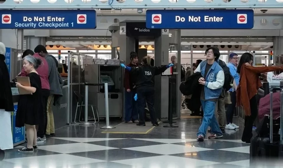 Agentes de ICE llegarán a aeropuertos el lunes, dice Trump