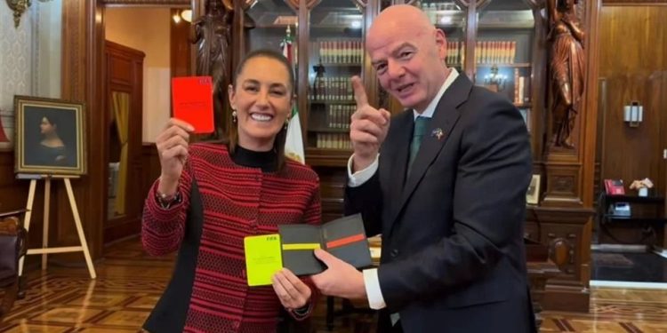 Entrega Infantino tarjetas de árbitro a CSP rumbo al Mundial