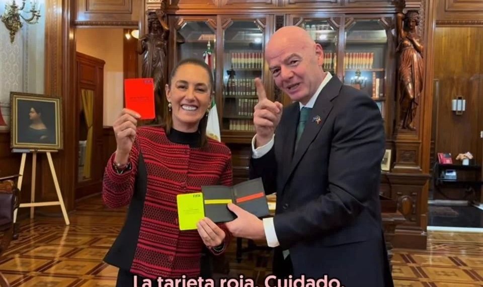 Entrega Infantino tarjetas de árbitro a CSP rumbo al Mundial