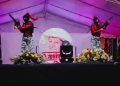 Bailan alumnos con fusiles falsos en festival en Michoacán