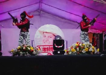 Bailan alumnos con fusiles falsos en festival en Michoacán