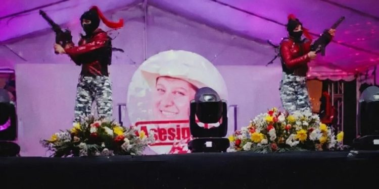 Bailan alumnos con fusiles falsos en festival en Michoacán