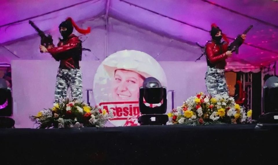 Bailan alumnos con fusiles falsos en festival en Michoacán