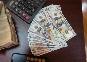 Tiene dólar mayor alza semanal desde octubre de 2024