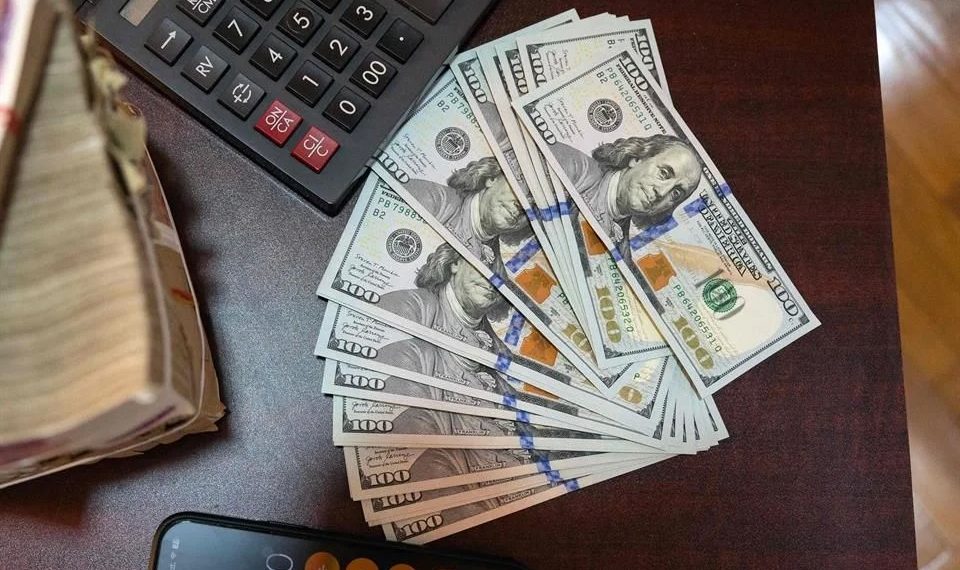 Tiene dólar mayor alza semanal desde octubre de 2024